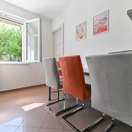 Peaceful Near Old Town Apartment *